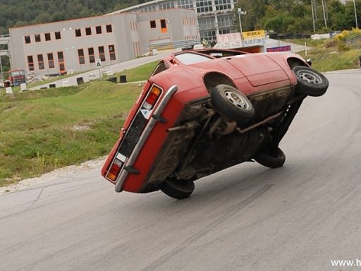 Zakaj po štirih kolesih, če gre po dveh? 7