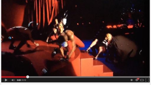 Madonna - padec z odra na podelitvi Brit Awards