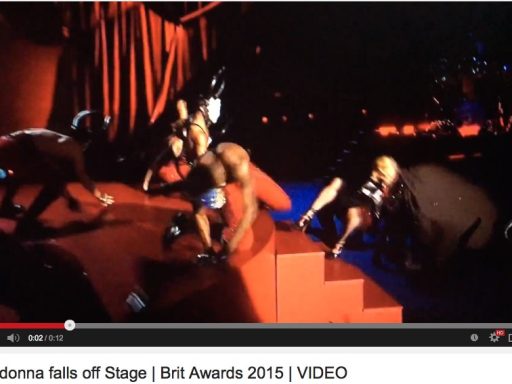 Madonna - padec z odra na podelitvi Brit Awards