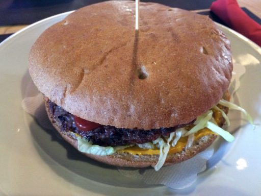 Pivnica Union in njihov hamburger (pleskavica)