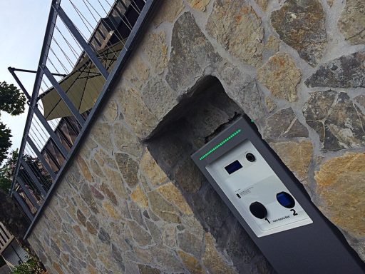 Električne polnilnice in infrastruktura za električna vozila v Sloveniji