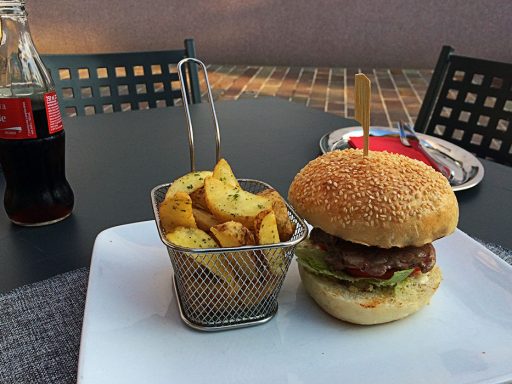Spirit Bar & Kitchen in njihov XL Burger