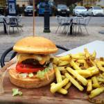 Dežela okusov / deželni burger z domačim krompirčkom