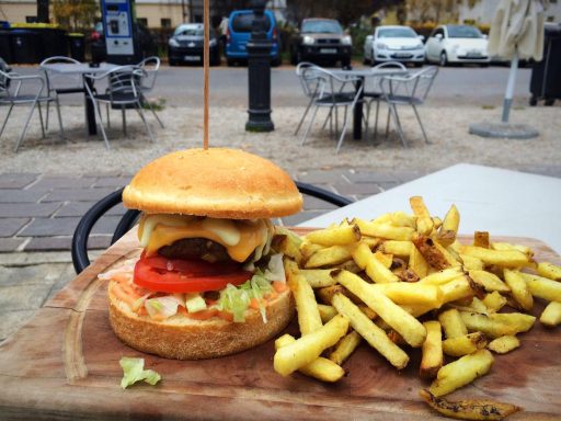 Dežela okusov / deželni burger z domačim krompirčkom