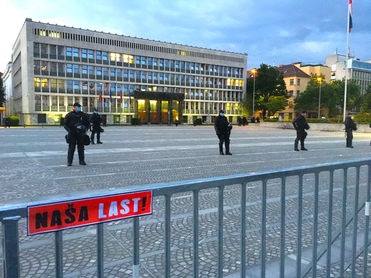 Policija pred parlamentom