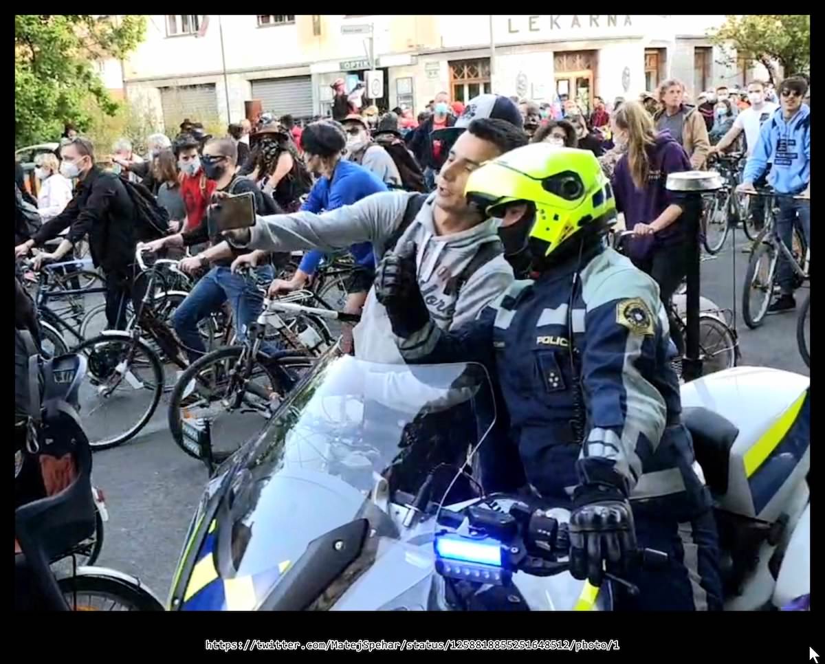 policist protesti