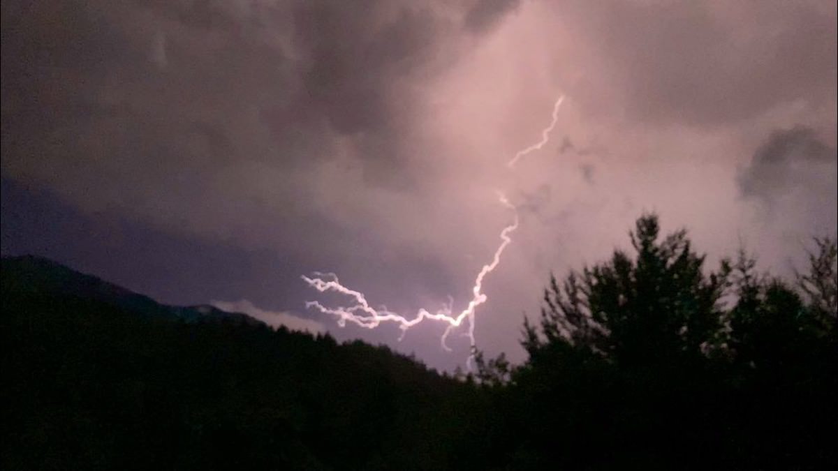 kreteni parkirajo pod nadvozi na avtocesti1