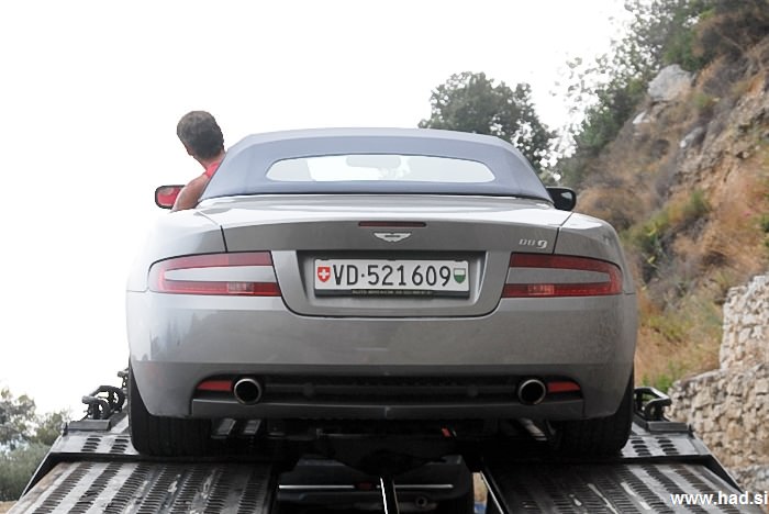 james-bond-aston-martin-db9-volante-audi-r8-photos-03.jpg
