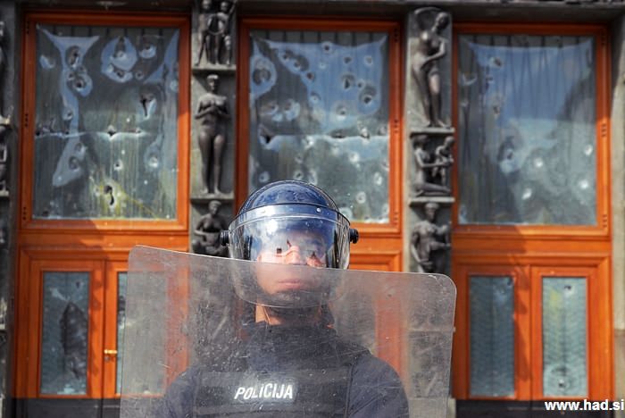 Policija pred parlamentom 04
