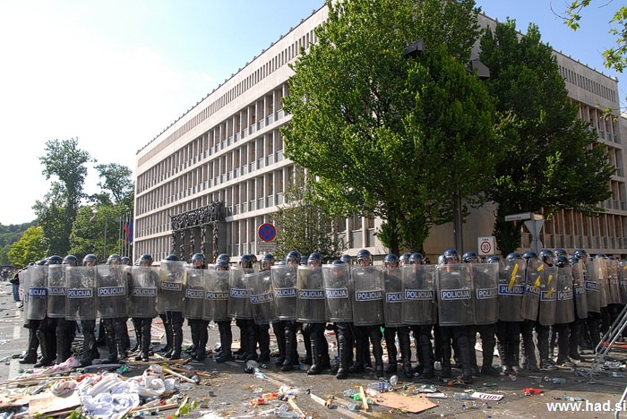 Policija pred parlamentom 07