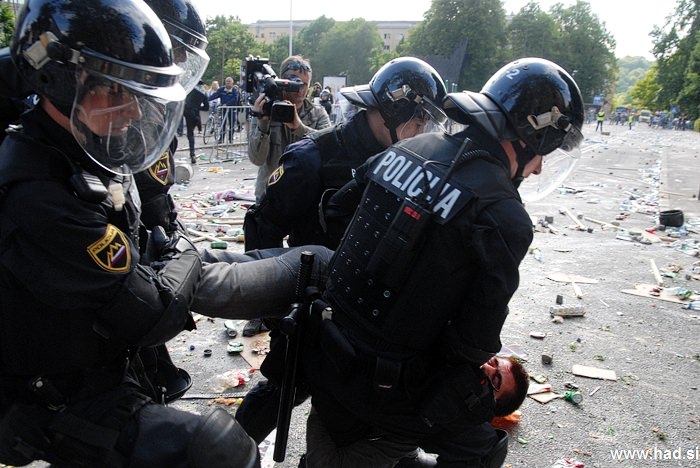 Policija pred parlamentom 09