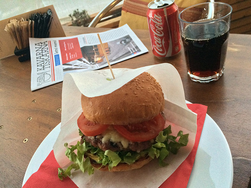 Kavarna Tiskarna hamburger