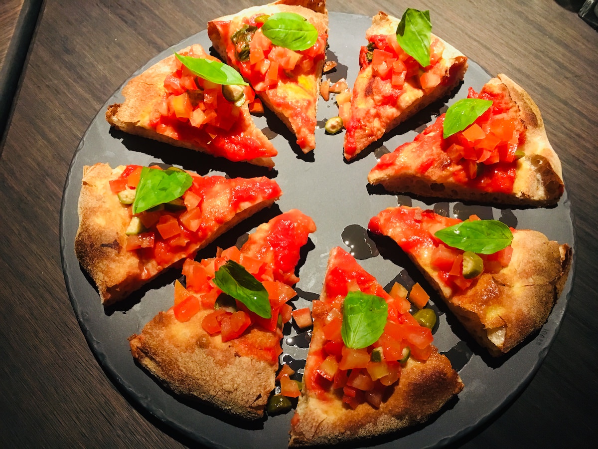 Fetiche bar gourmet pizza iz kislega testa had testira pizze003