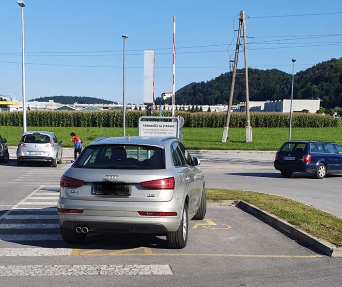 Lucija Usaj parkira Audija na prostoru za invalide na Partizanski ulici v Velenju1 Lucija Usaj parkira Audija na prostoru za invalide na Partizanski ulici v Velenju1