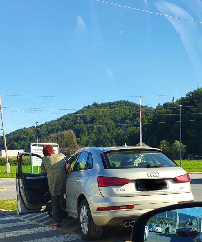 Lucija Usaj parkira Audija na prostoru za invalide na Partizanski ulici v Velenju2 Lucija Usaj parkira Audija na prostoru za invalide na Partizanski ulici v Velenju2