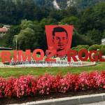 V cast Primozu Roglicu krozisce v Zagorju odeto v rdeco barvo1
