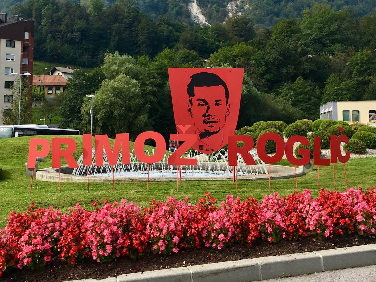 V cast Primozu Roglicu krozisce v Zagorju odeto v rdeco barvo1 V cast Primozu Roglicu krozisce v Zagorju odeto v rdeco barvo1