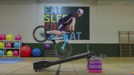 Danny MacAskills Gymnasium s kolesom v telovadnico in nemotec 22product placement22