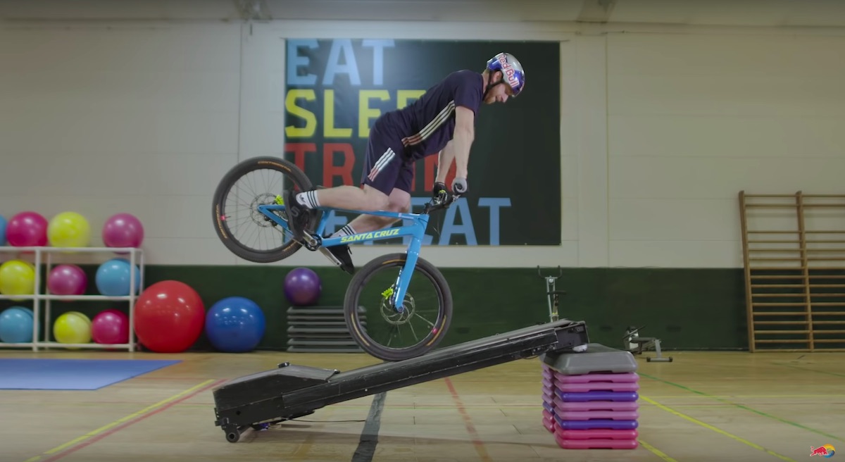 Danny MacAskills Gymnasium s kolesom v telovadnico in nemotec 22product placement22 Danny MacAskills Gymnasium s kolesom v telovadnico in nemotec 22product placement22