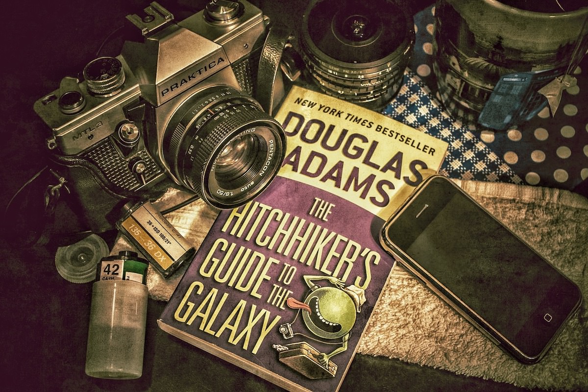 Opravicujemo se za vse nevsecnosti podkast o Stoparskem vodniku po Galaksiji Douglas Adams Opravicujemo se za vse nevsecnosti podkast o Stoparskem vodniku po Galaksiji Douglas Adams