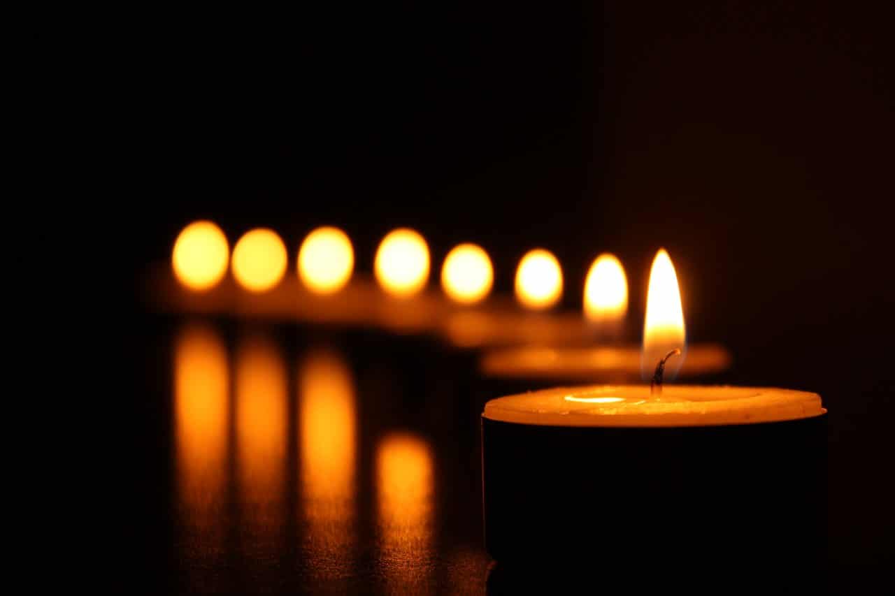Candela prizgi virtualno svecko in OstaniDoma www.candela.rip Candela prizgi virtualno svecko in OstaniDoma www.candela.rip