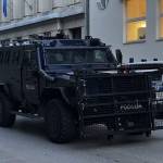 policijsko vozilo proti protestnikom 1