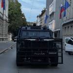 policijsko vozilo proti protestnikom 2