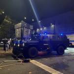 policijsko vozilo proti protestnikom 3